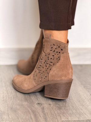 Brązowe ażurowe botki damskie na niskim obcasie Potocki 12749 - Styl casualowy