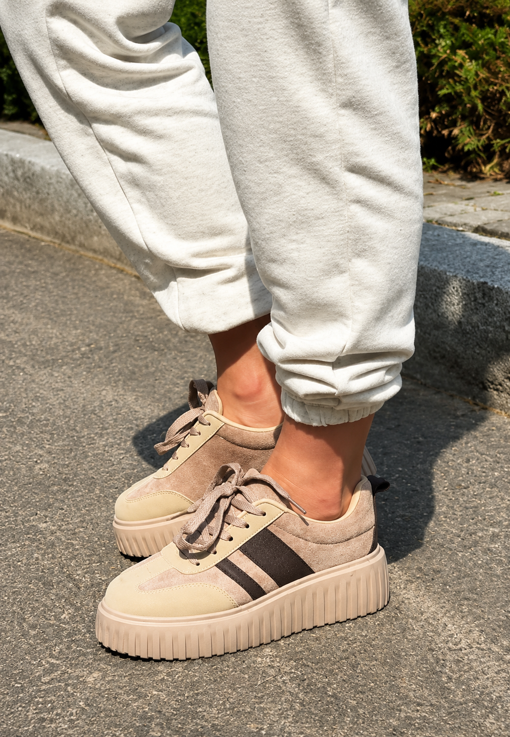 Beżowe sneakersy damskie pokazane na TikToku Your Style