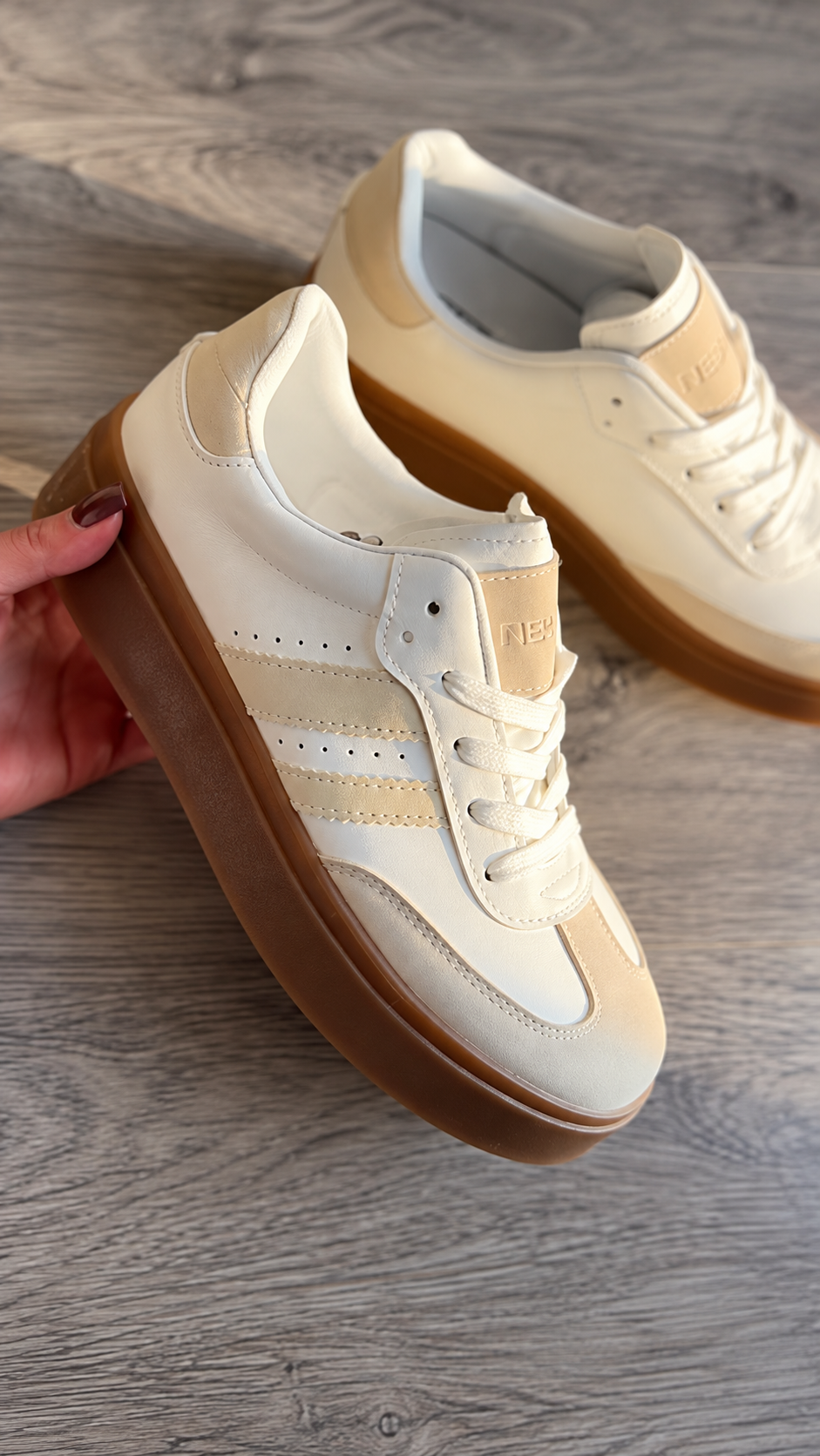 Kremowe sneakersy damskie prezentowane na TikToku Your Style