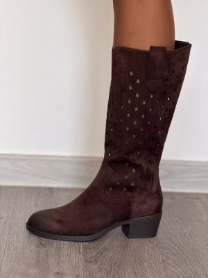 Brązowe ażurowe kozaki damskie na niskim obcasie Evento 595 - Styl miejski