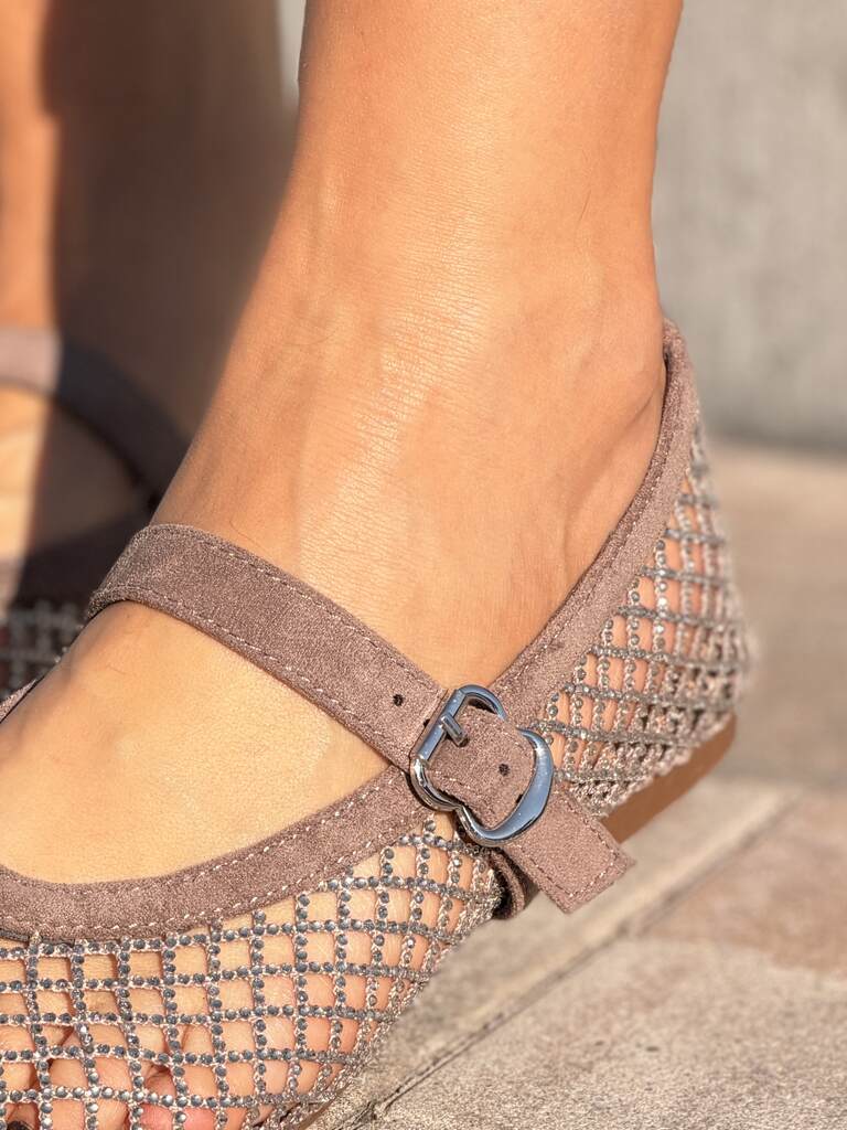 Brązowe baleriny damskie ażurowe z błyszczącej siateczki z paskiem Siwiecki JH612P - Styl casualowy