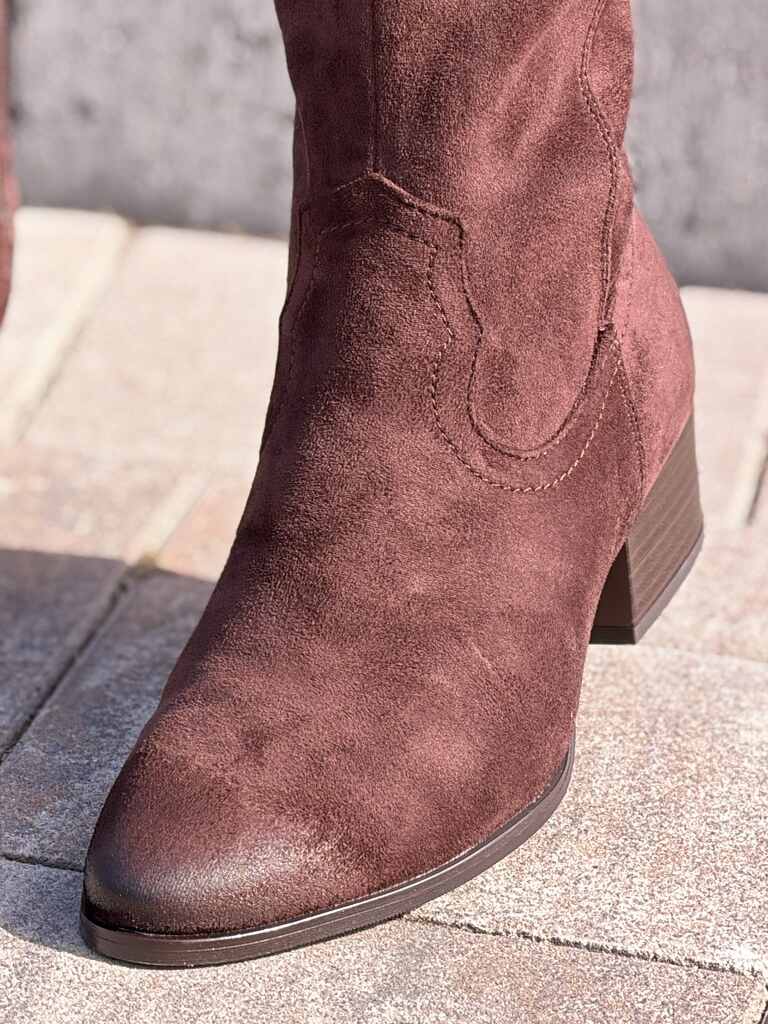 Czekoladowe kozaki damskie zamszowe na niskim słupku Vinceza 58680 - Styl komfortowy