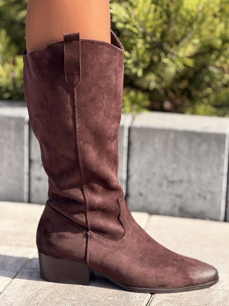 Czekoladowe kozaki damskie zamszowe na niskim słupku Vinceza 58680 - Styl boho