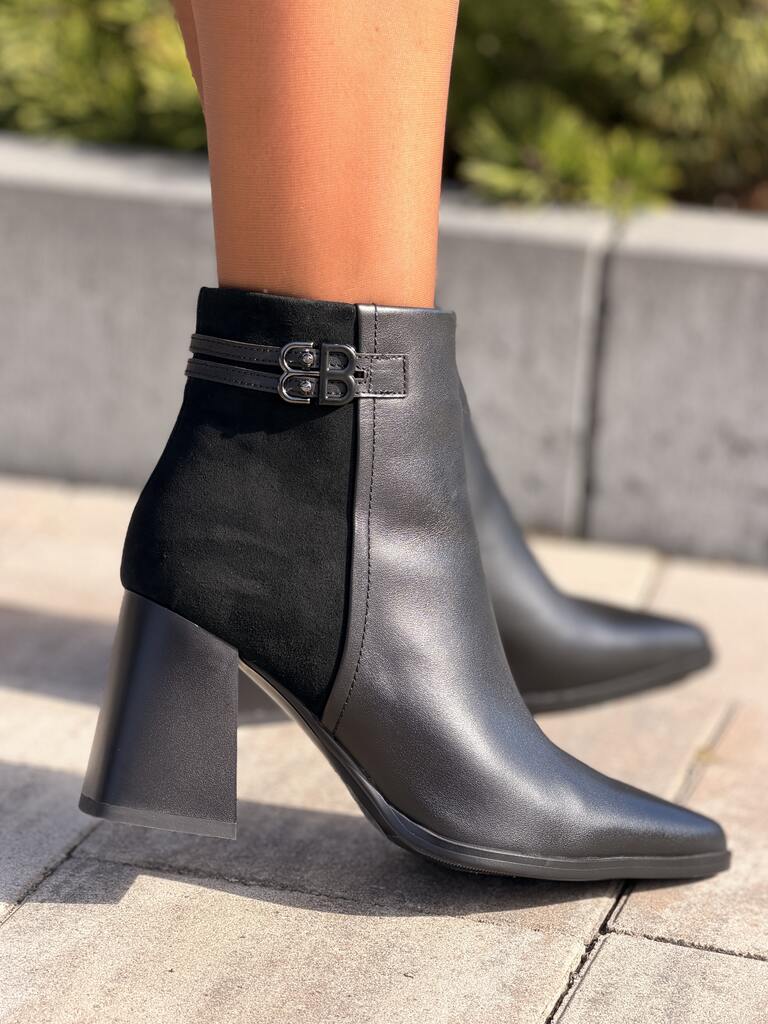 Czarne botki damskie skórzane na wysokim słupku z ozdobną klamrą D&A CR62-3477 - Na co dzień