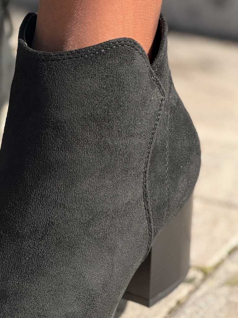 Beżowe zamszowe botki damskie na obcasie z noskiem w szpic M.Daszyński 2624-1 - Styl minimalistyczny