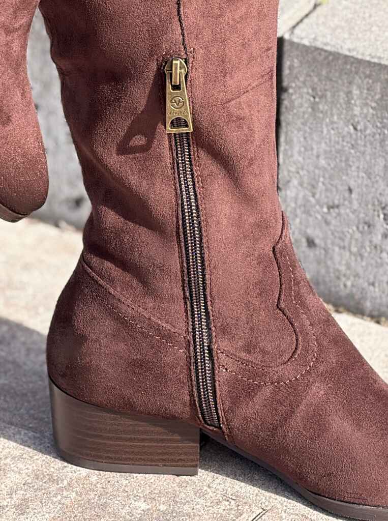 Czekoladowe kozaki damskie zamszowe na niskim słupku Vinceza 58680 - Do jeansów