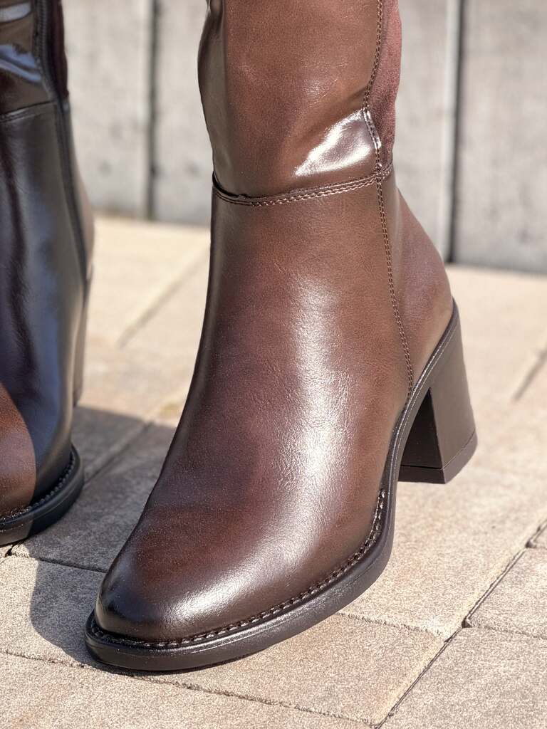 Czekoladowe kozaki damskie zamszowe na niskim słupku Vinceza 58680 - Do jeansów