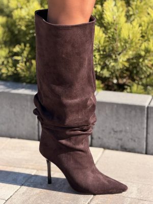 Brązowe kozaki damskie zamszowe marszczone na szpilce z noskiem w szpic Gino Fabiani 26KZ04-320 - Styl elegancki